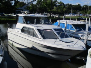 1995 Bayliner 2452 Express Classic Series